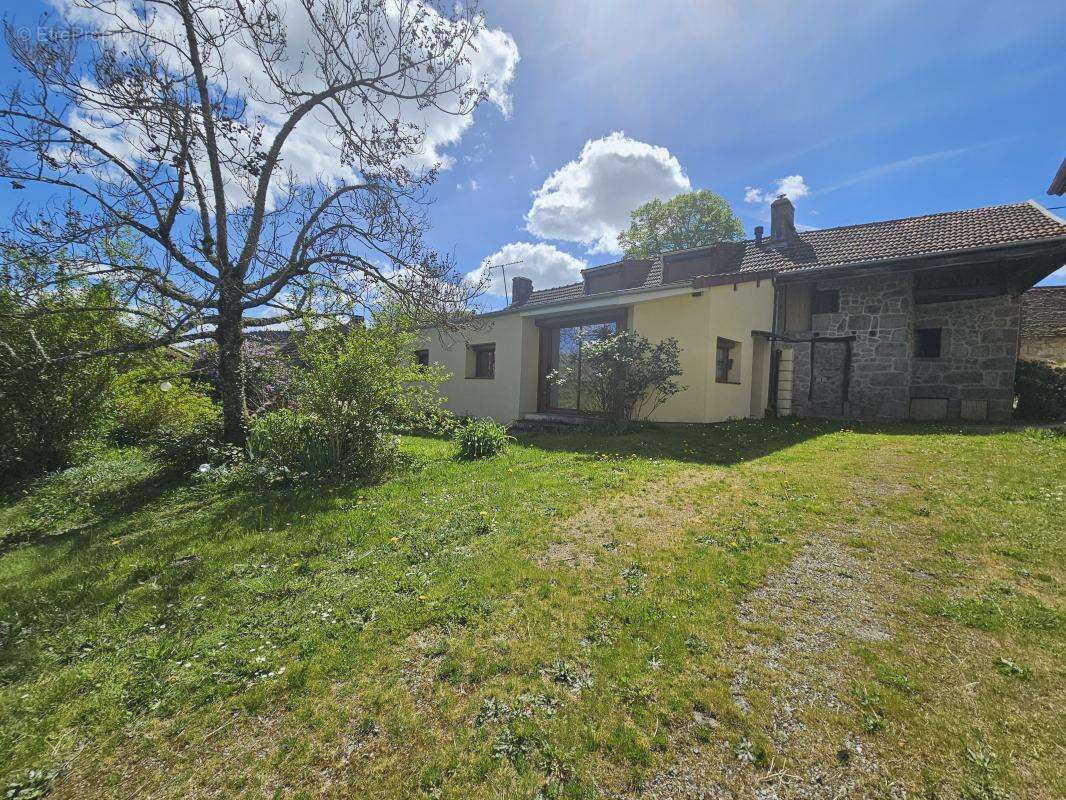 Maison à SAINT-YRIEIX-LES-BOIS