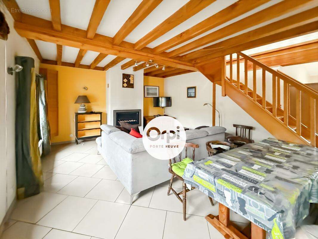 Maison à ESTREELLES