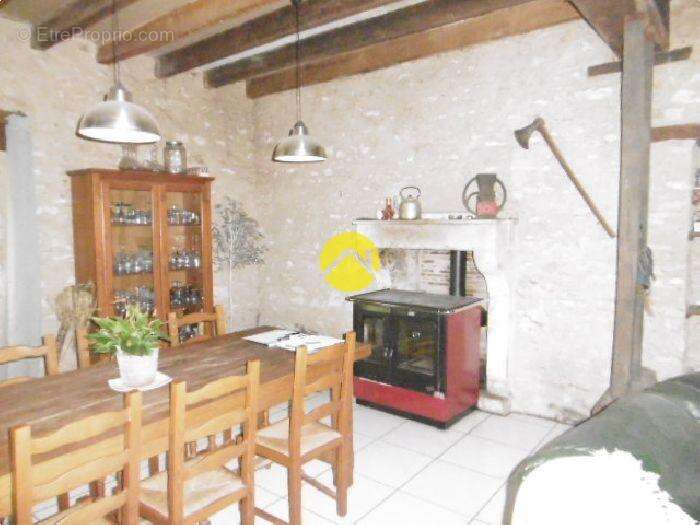 Maison à SAINT-HILAIRE-SUR-BENAIZE