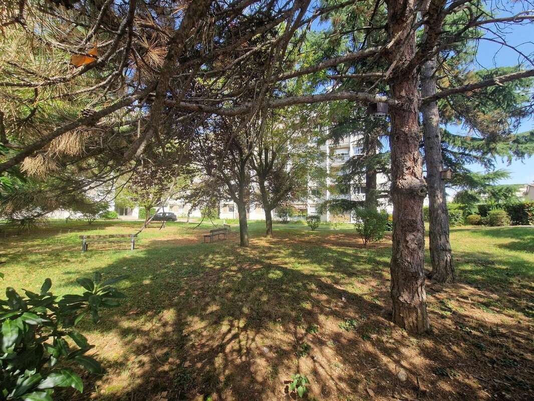   - Appartement à VILLEURBANNE