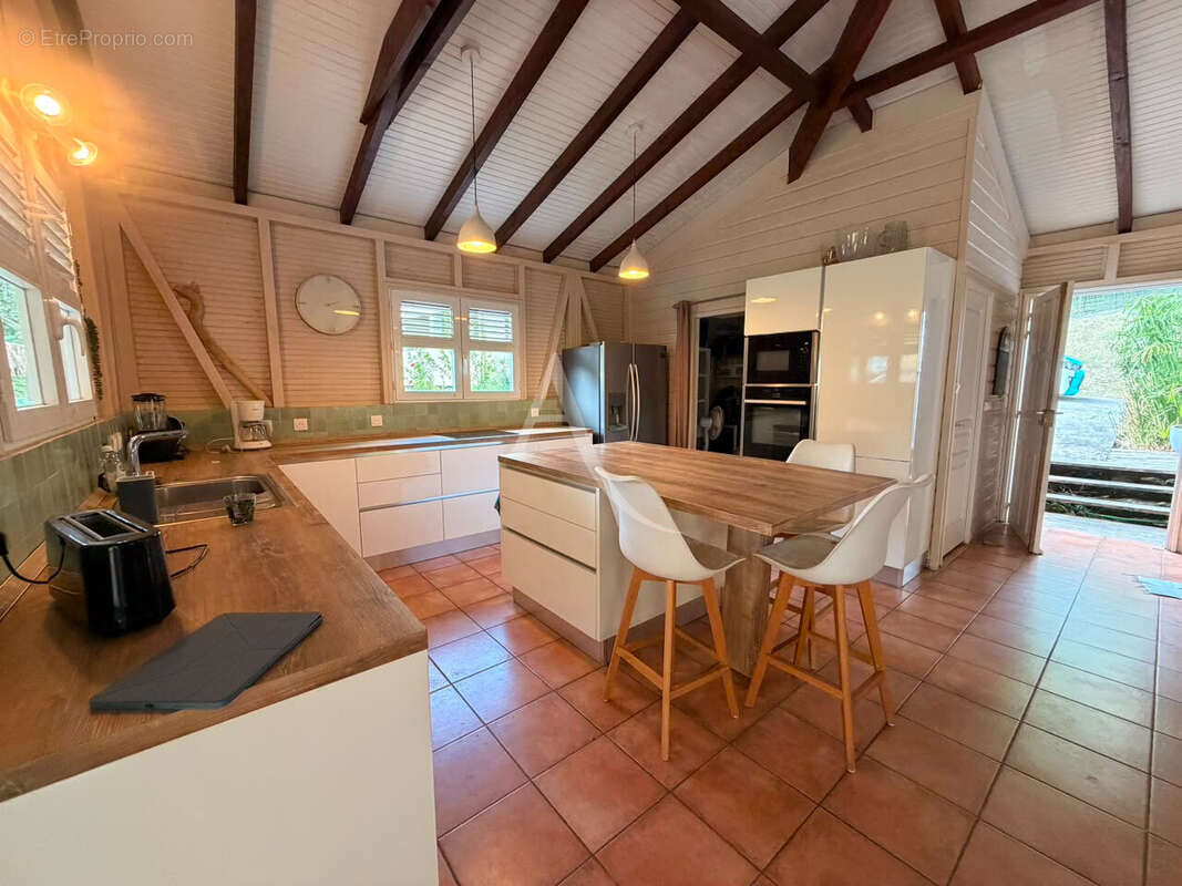Villa quatre chambres avec piscine et environnement paisible sur les hauteurs de Fort de France - photo 14