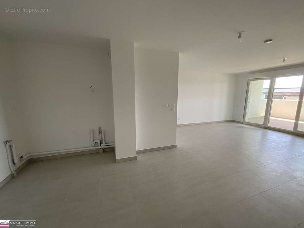 APT T4 offrant 91 m² avec terrasse 15 m² et parking privatif au 3° étage avec ascenseur... - photo 5