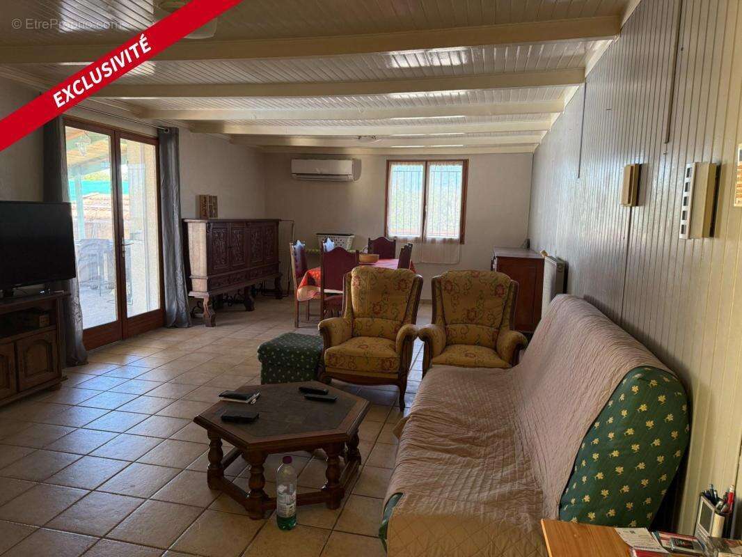 Cette maison est à visiter sans tarder ! Au calme de son impasse avec sa piscine elle offre une bel espace de vie - photo 5