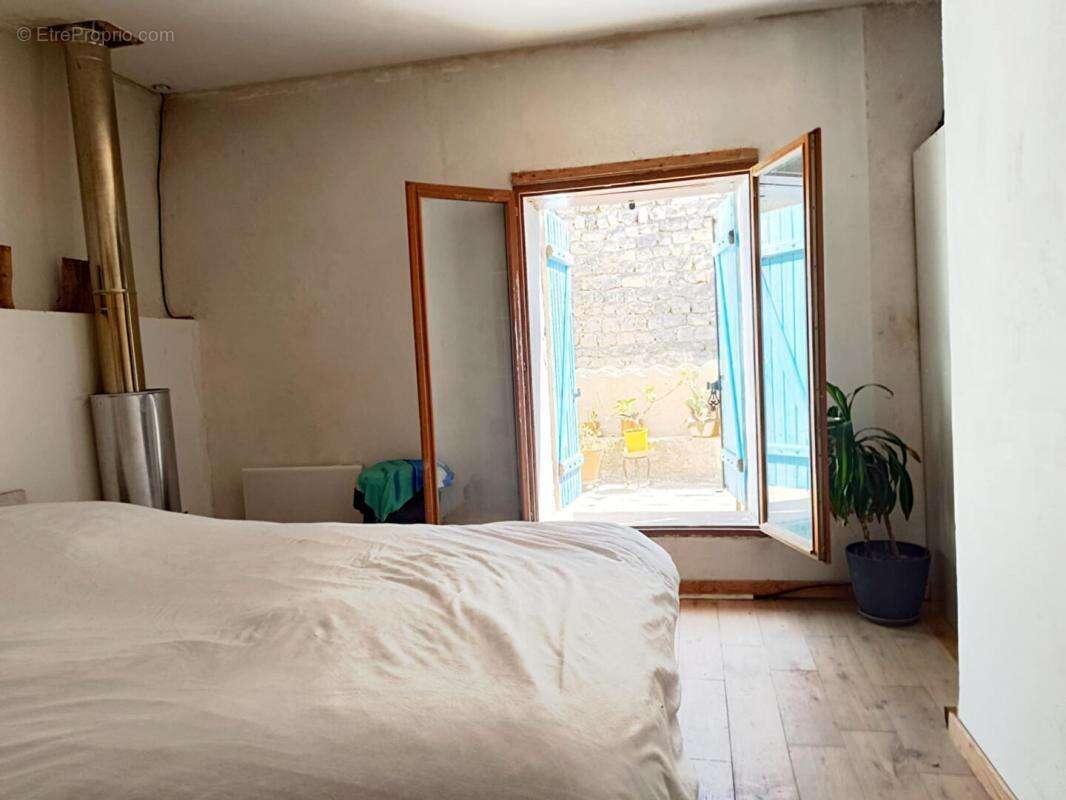 Maison à SAINT-MITRE-LES-REMPARTS