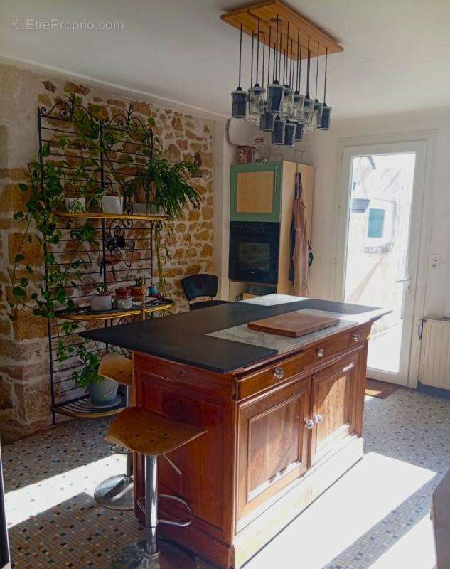 Aubigny-Les Clouzeaux, Maison en pierre dans le bourg 4 chambres avec jardin env. 800 m² - photo 5