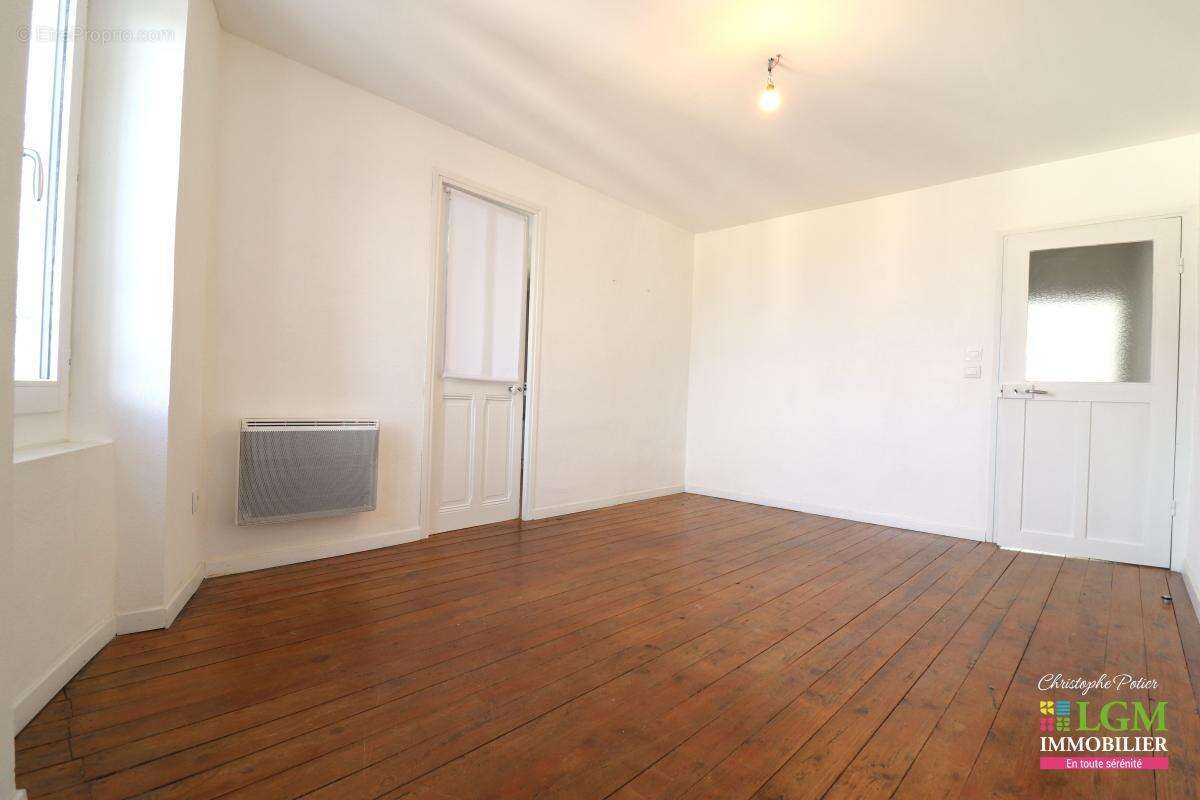 VISAN (84) - De beaux volumes pour cette maison de village de 150 m² avec 3 chambres et vue sur la vallée - photo 8