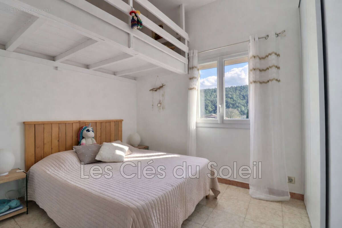 Maison à VINS-SUR-CARAMY