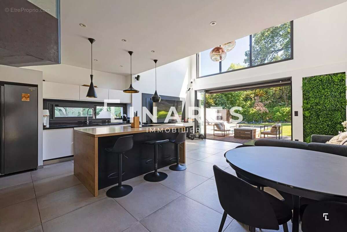 LA CONFIDENTIELLE - Villa T4/5 de 155m² - Piscine - Garage 39m² - Terrain 985m²  - 13012 MARSEILLE - photo 5