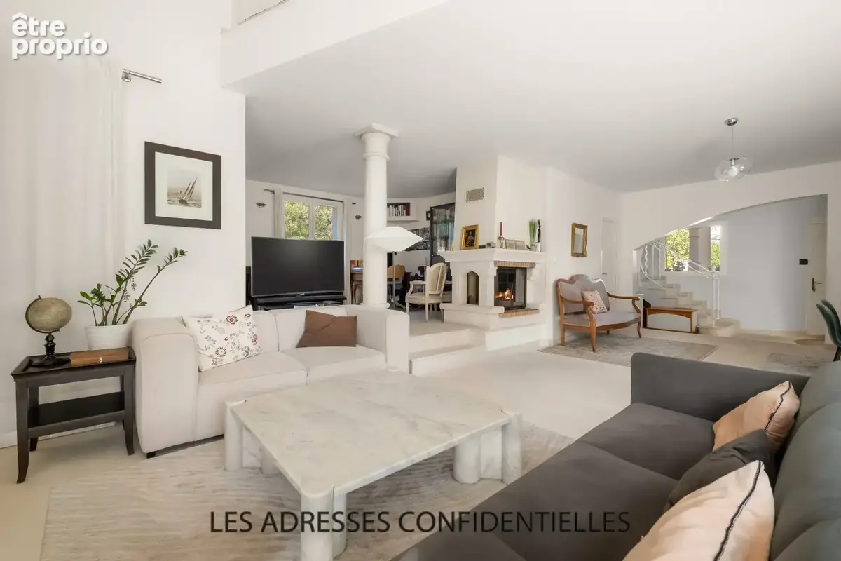 Champagne Au Mont D'or - Maison familiale - 226.50 m2 - sur grand parc arboré - photo 4