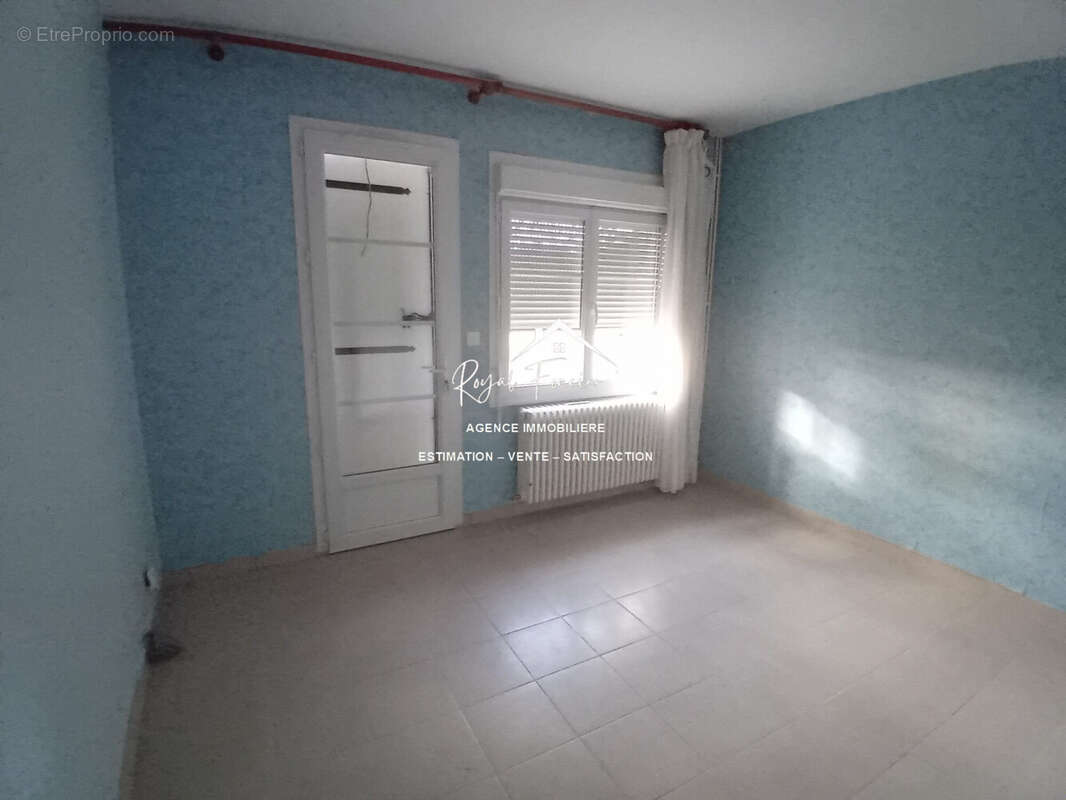 Chambre 2 avec placards - Maison à YZEURES-SUR-CREUSE