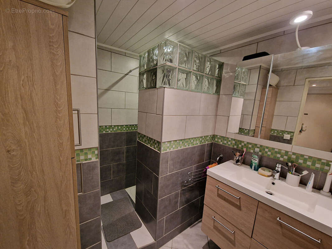 Appartement à SAINT-LAURENT-DU-VAR