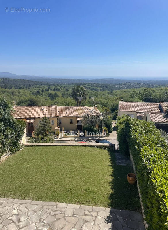 Maison à CHATEAUNEUF-GRASSE