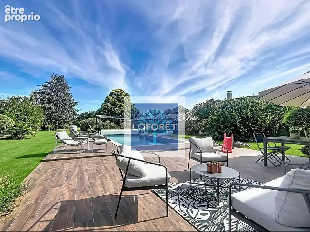 Maison en pierre  de 230 m² avec piscine et dépendances - photo 2