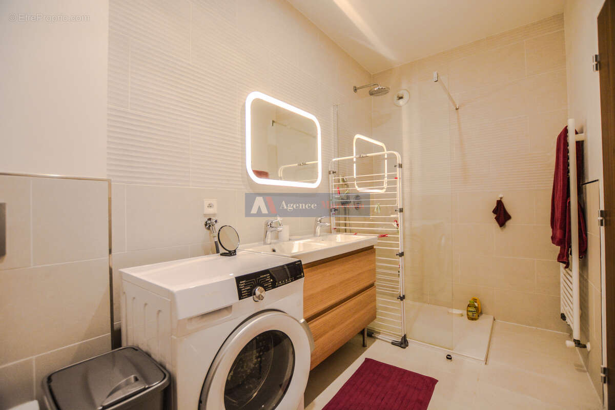Appartement à COURBEVOIE