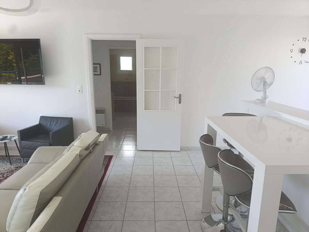 Espace de vie ouvert avec cuisine et coin repas - Appartement à SAINT-NAZAIRE