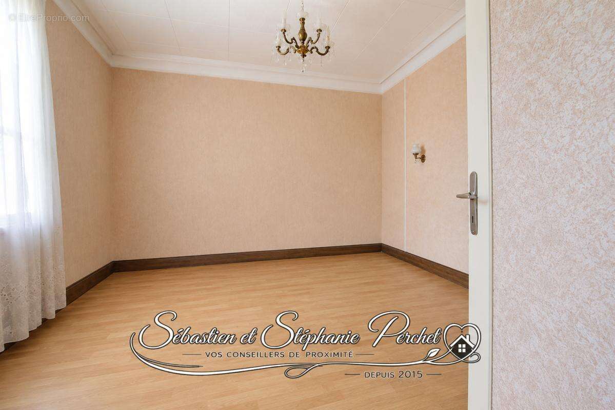 EXCLUSIVITÉ - Maison à rénover 3 chambres avec dépendances sur terrain d'environ 1042 m2 - photo 9