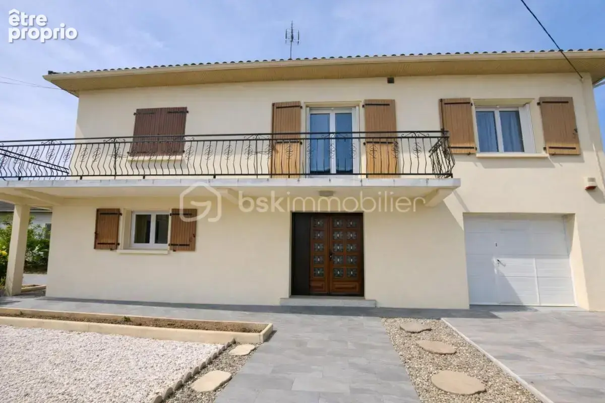 Une maison lumineuse, spacieuse et parfaitement entretenue, idéale pour une famille recherchant confort, volumes et proximité im - photo 2