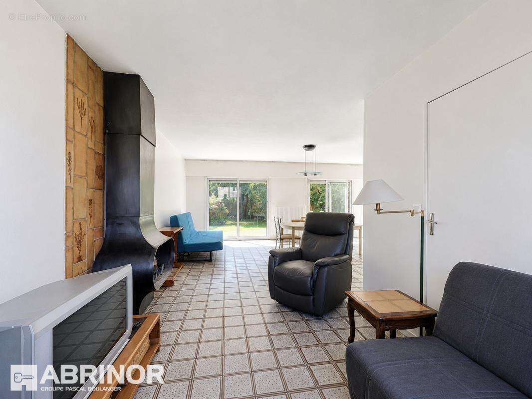 EXCLUSIVITÉ – Maison familiale - chambres - jardin - garage au cœur du très recherché quartier des Hauts de Mons ! - photo 3