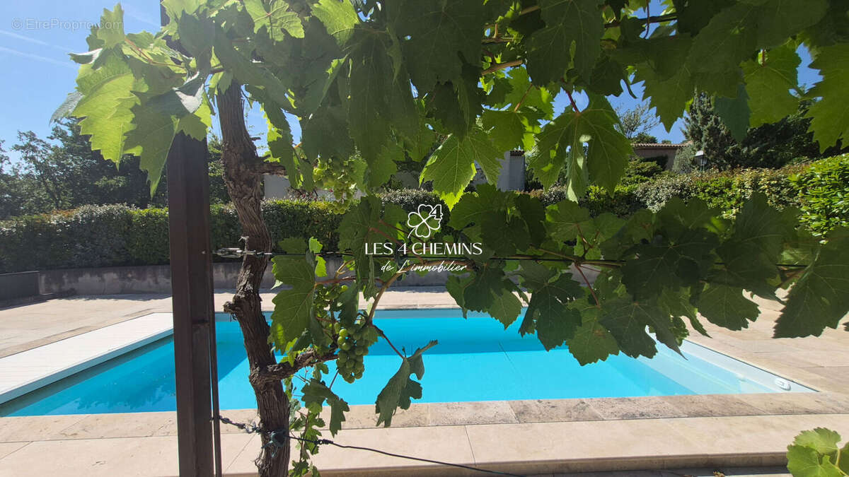 Maison à CHATEAUNEUF-LE-ROUGE