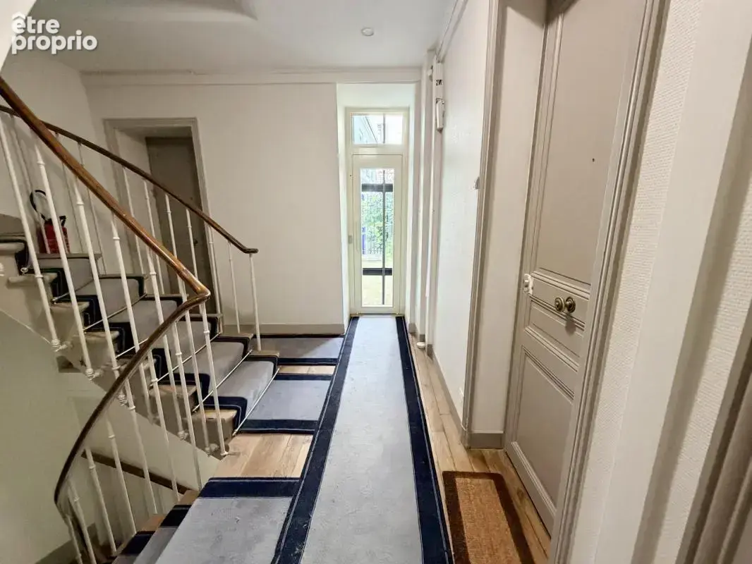 Passage des Abbesses - studio au dernier étage - photo 9