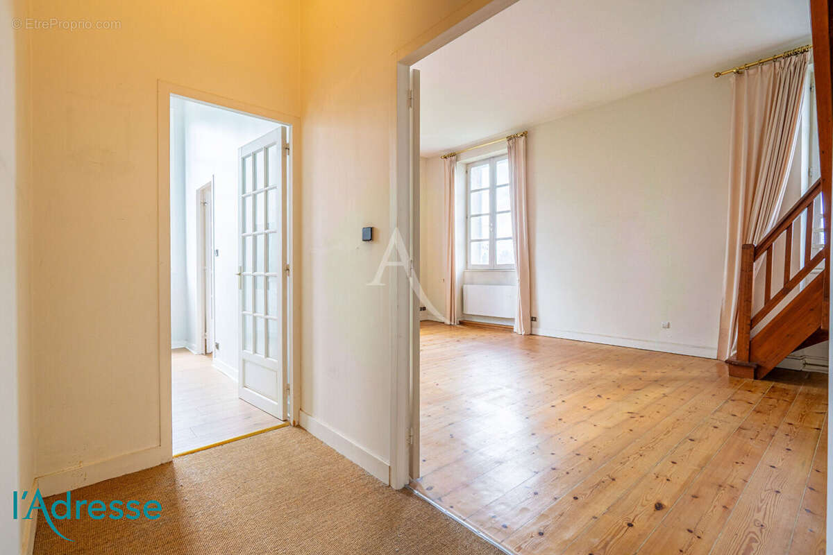 GRADIGNAN - Bel appartement de 150m² au sol dans un château avec garage fermé - photo 7