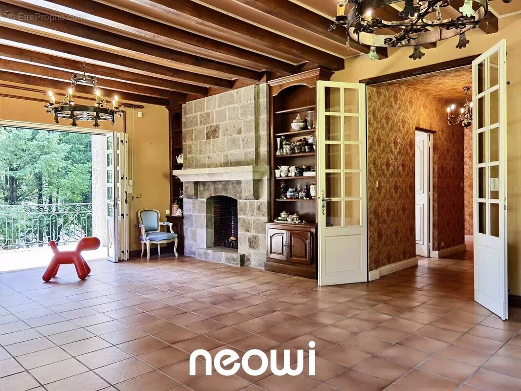 Maison à VIC-SUR-CERE