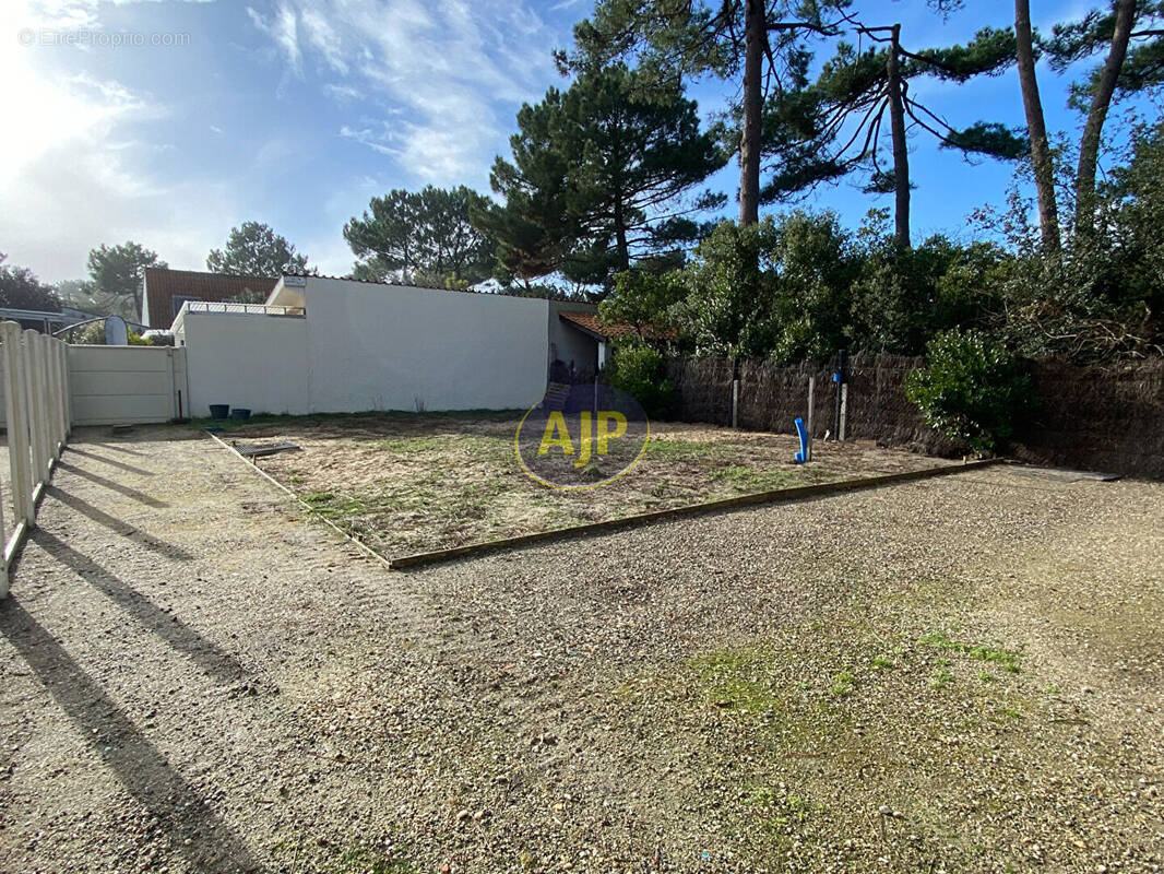 Terrain à VENDAYS-MONTALIVET