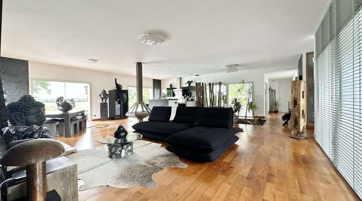 Lieu exceptionnel pour cette villa d'architecte de type 7 pièces de 266 m2 avec piscine - photo 11