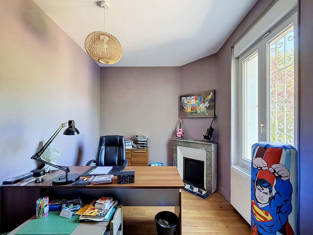 AUX PORTES D'ANGOULEME, à proximité immédiate de toutes commodités, adorable maison des années 20 entièrement - photo 5