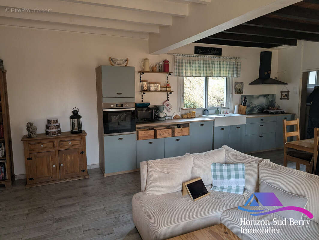 Cuisine aménagée et équipée - Maison à VIJON