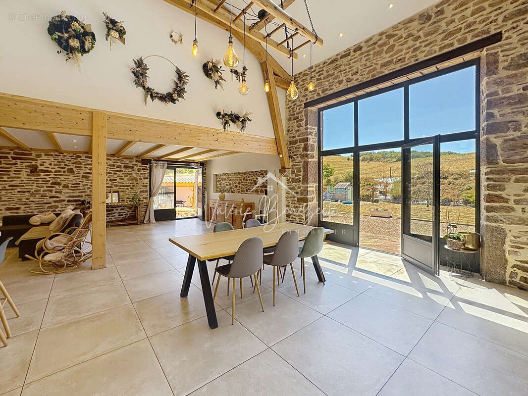 COUP DE COEUR Magnifique grange en pierres rénovée ! - photo 2