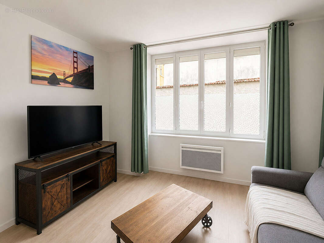 Immeuble de rapport à Saint-Just-en-Chevalet avec 3 logements loués. Revenus locatifs immédiats, idéal investisseur. - photo 3