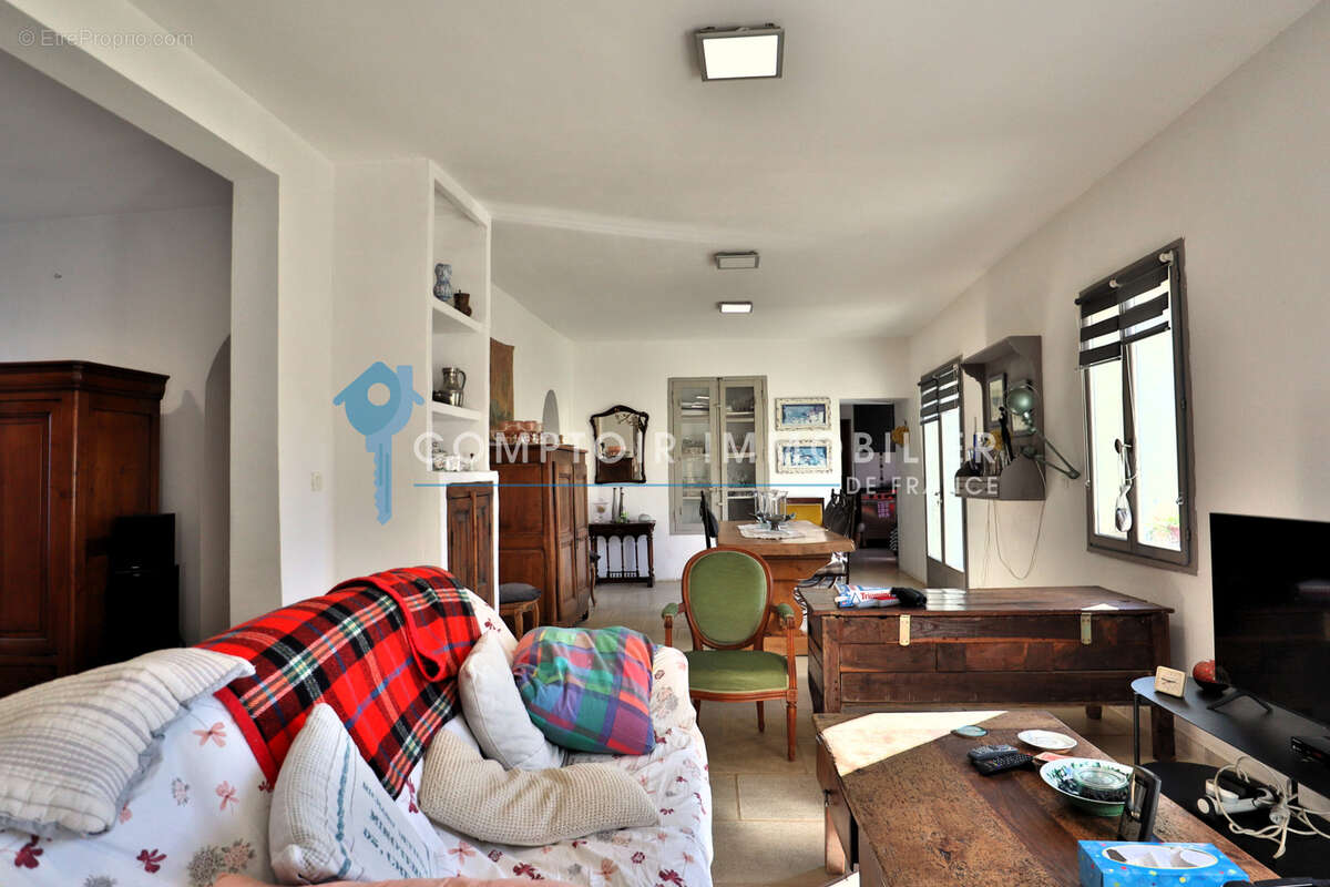 Dept 84 - Gordes - Belle bâtisse au calme - 164 m2 de surface habitables + dépendance à aménager et grenier su - photo 5