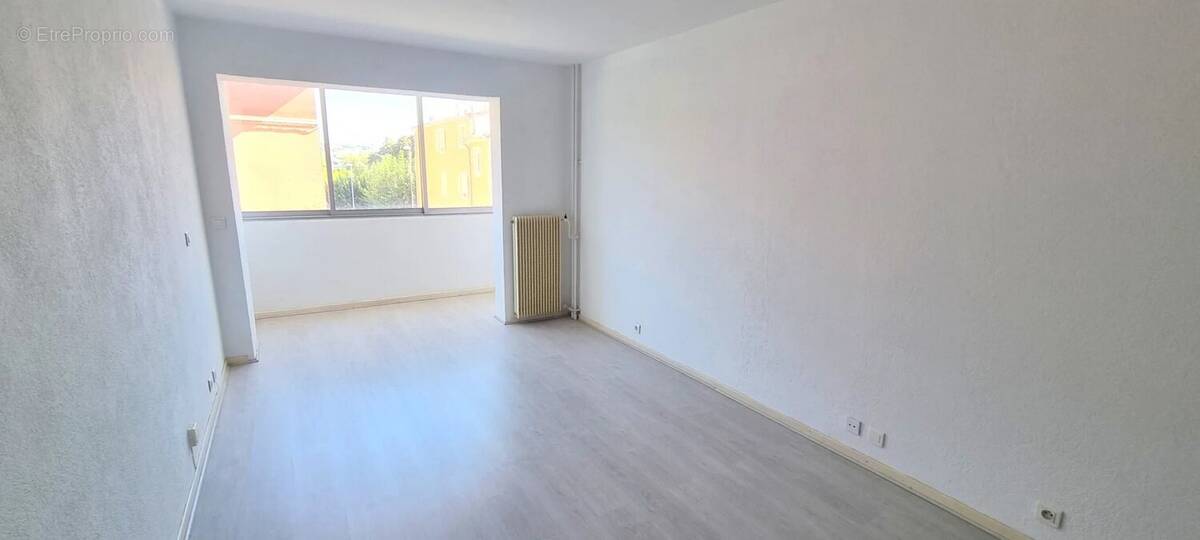 Appartement à SAINT-LAURENT-DU-VAR