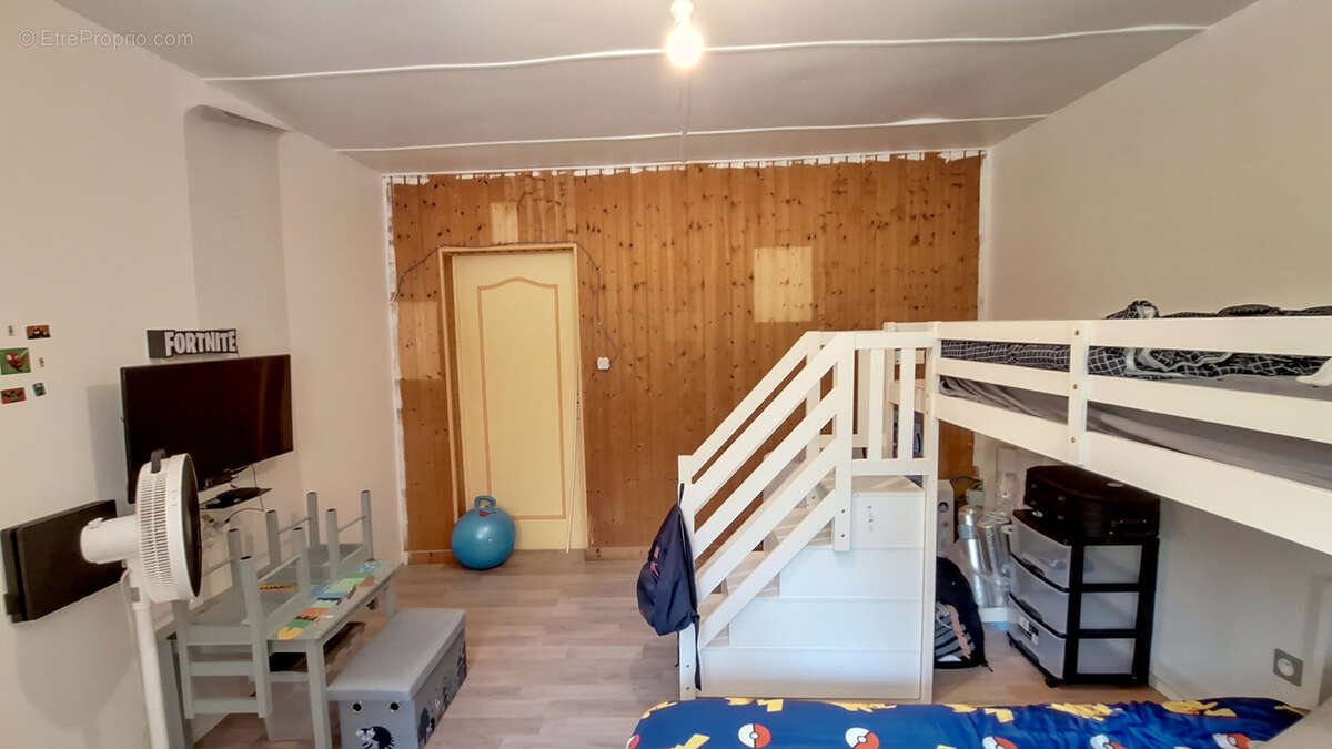 Maison en pierre rénovée avec dépendances et fort potentiel - photo 12