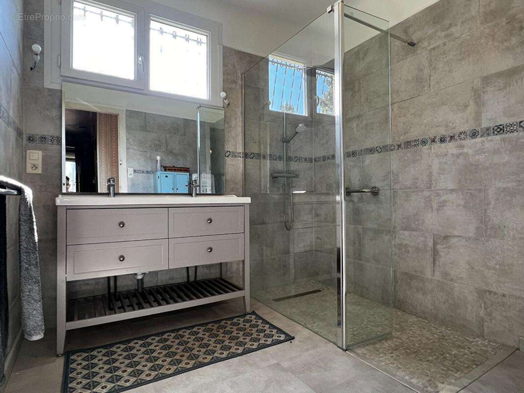 Maison à NOTRE-DAME-DE-SANILHAC