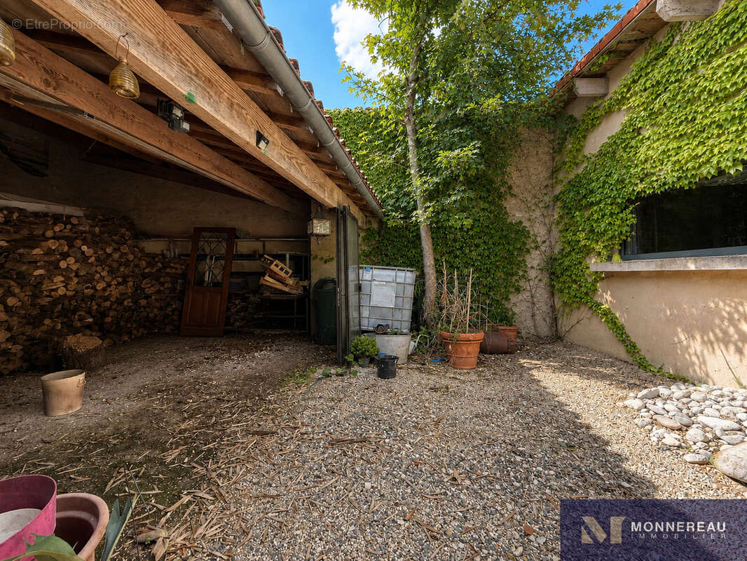 Maison en pierre avec jardin clos et dependances - photo 25