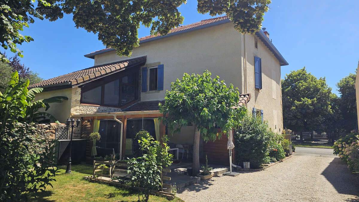 BEAUCHALOT - Maison de Maitre de 202 m2 sur terrain de 1400 m2 - photo 13