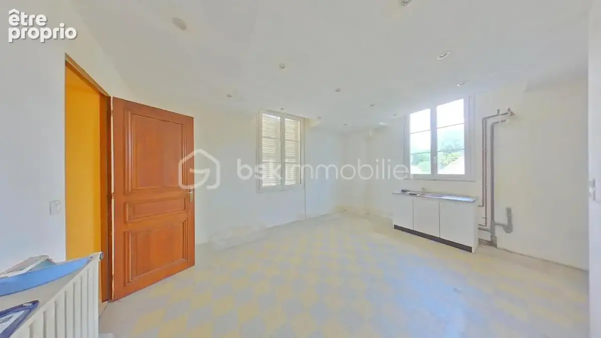 Maison de 269 m² comprenant trois logements avec un garage, une cave et une cour - photo 13