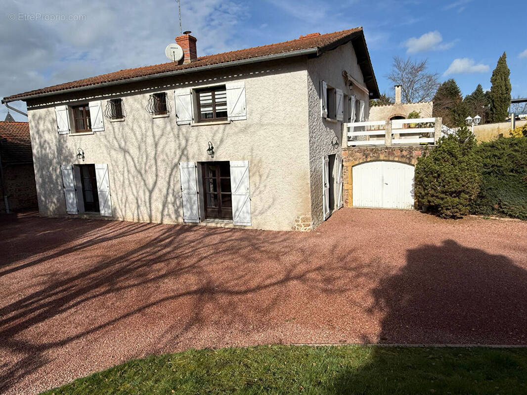 Maison à COMMELLE-VERNAY