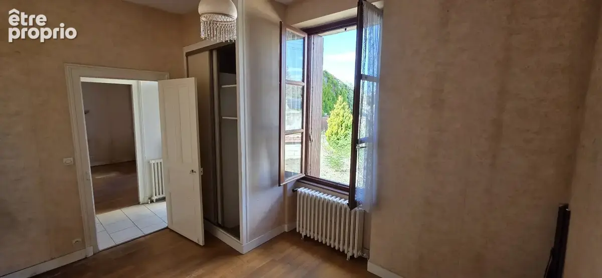 MONTMORILLON  centre : Maison ancienne 100² .m² hab.3ch . Terrain clos . - photo 8