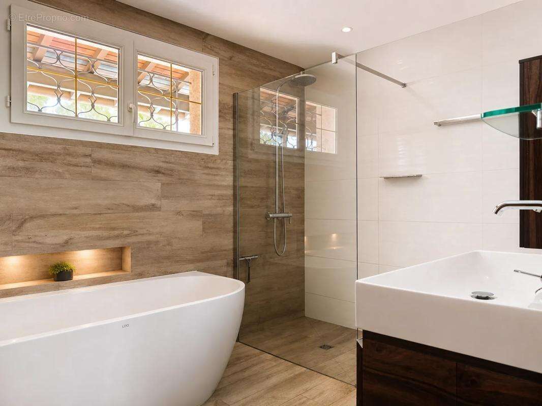 Grande maison familiale avec piscine et dépendance - photo 12