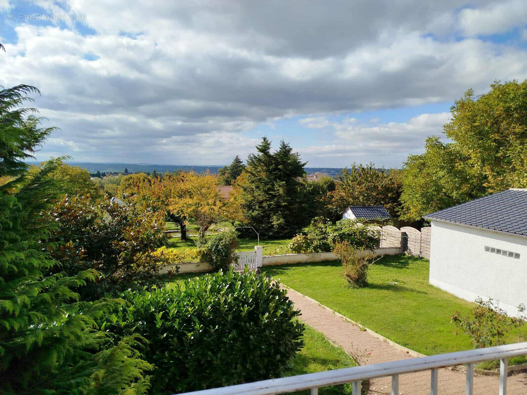Maison à CREUZIER-LE-VIEUX