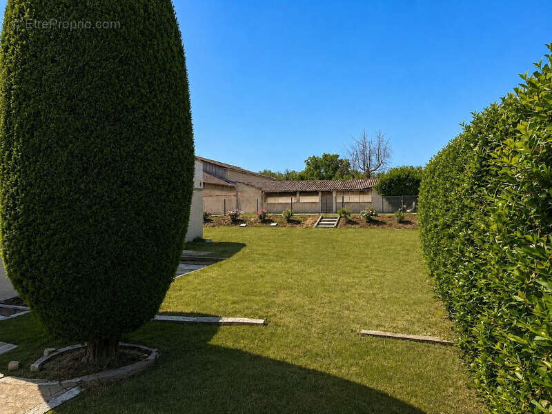 Maison de caractère avec piscine et annexe, au calme - photo 23