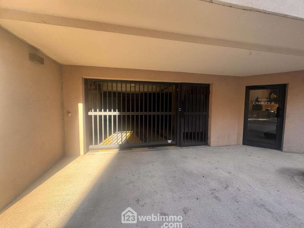 Entrée résidence et parking couvert - Appartement à CALVI