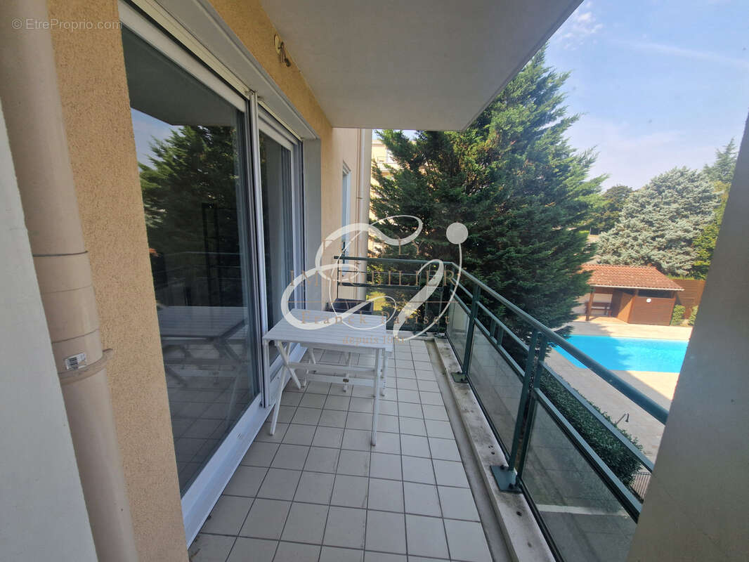 Location ecully 69130 appartement 2 pieces balcon residence piscine parc garage cave - photo 4