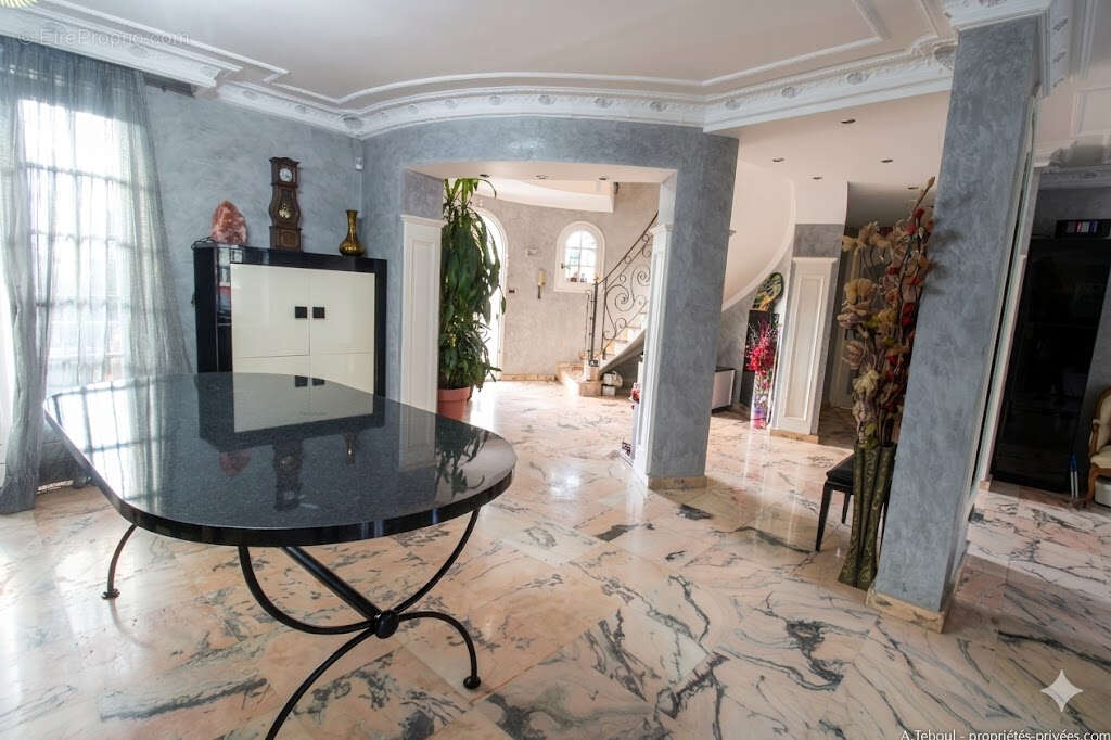 Coup de coeur : Villa familiale d'exception de 210m² - 5 chambres - Piscine -et jardin - Bron Les Genets - photo 6