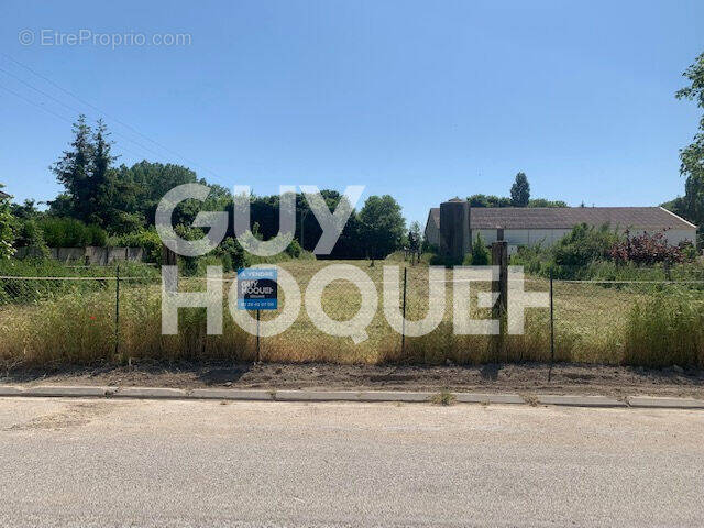 Terrain à ANGLUZELLES-ET-COURCELLES