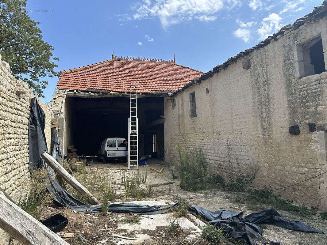 Grande grange à rénover avec permis de construire - photo 6