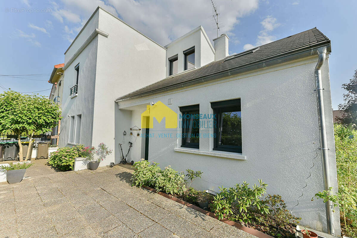 Maison à SAINTE-GENEVIEVE-DES-BOIS